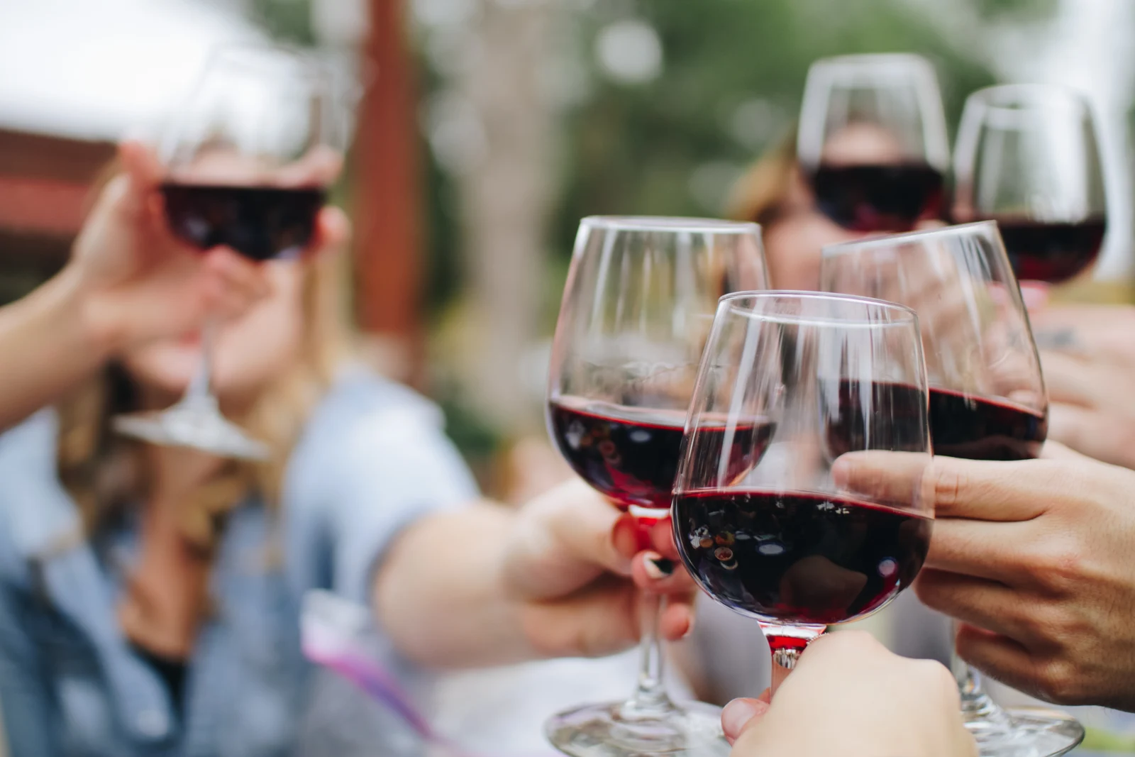 Gemeinsam bei einem Glas Wein